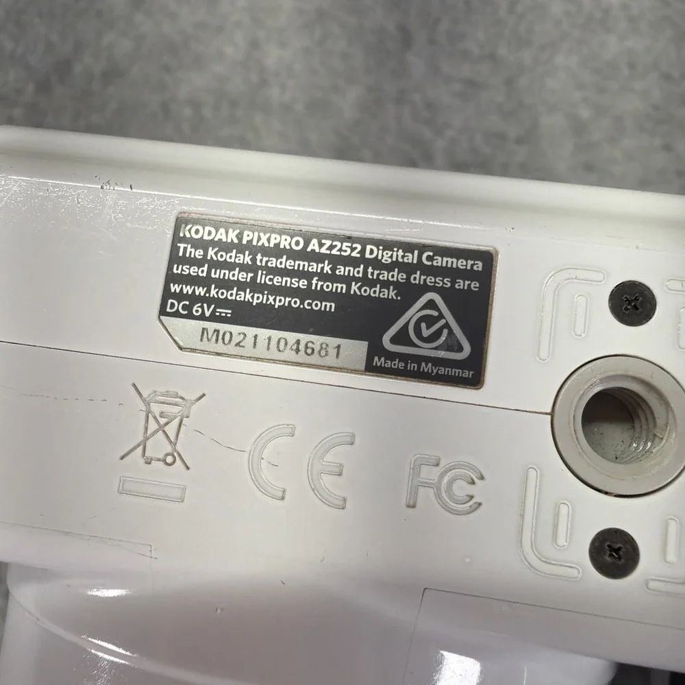 Kodak PIXPRO AZ252 25x Zoom Bridge Camera White For Parts Does Not Turn On